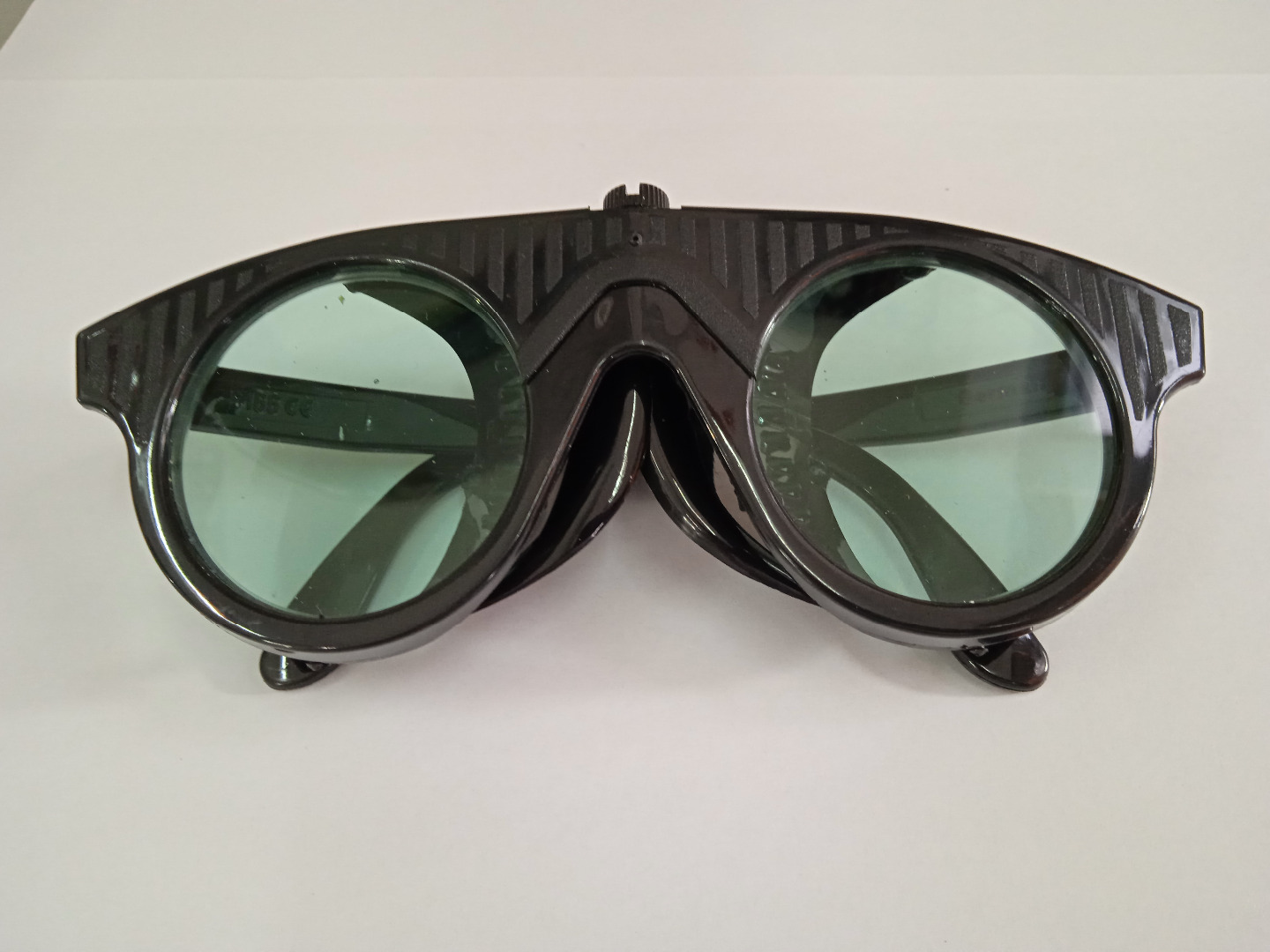 Защитные очки от УФ синего и красного лазерного излучения при работе на лазере для ФДТ